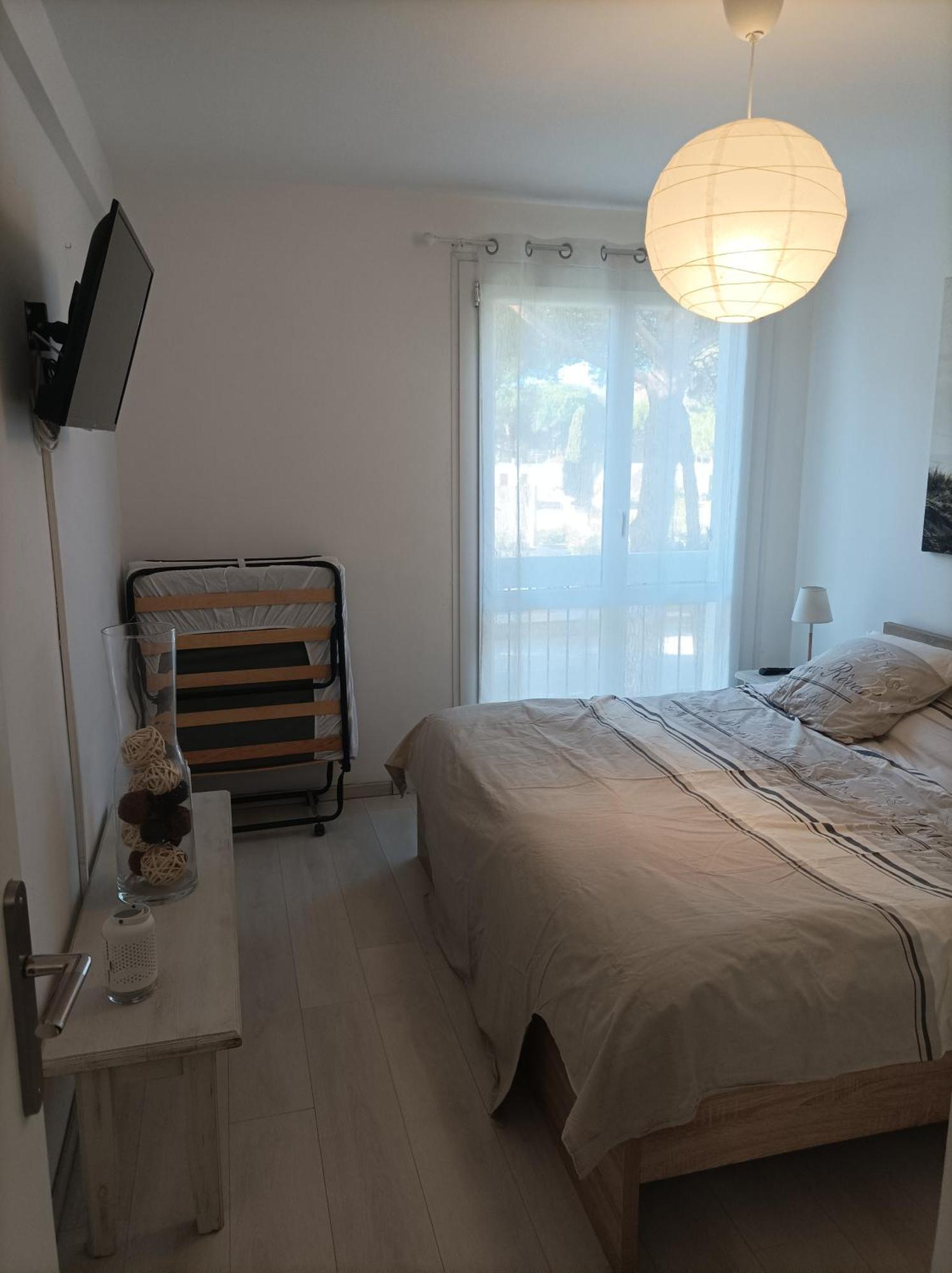 Agreable Proche - Linge De Lit Et Toilettes En Option